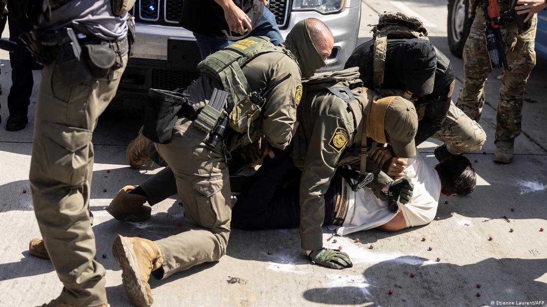 Policiais anti-imigração nos EUA imobilizam no chão um civil de maneira violenta