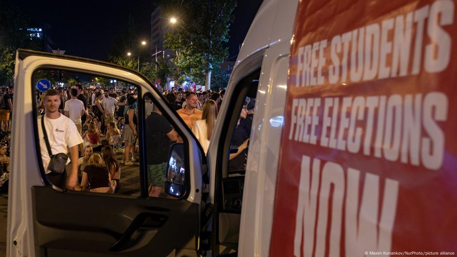 „Slobodni studenti, slobodni izbori sada“: poruka na vozilu tokom blokada u Novom Sadu