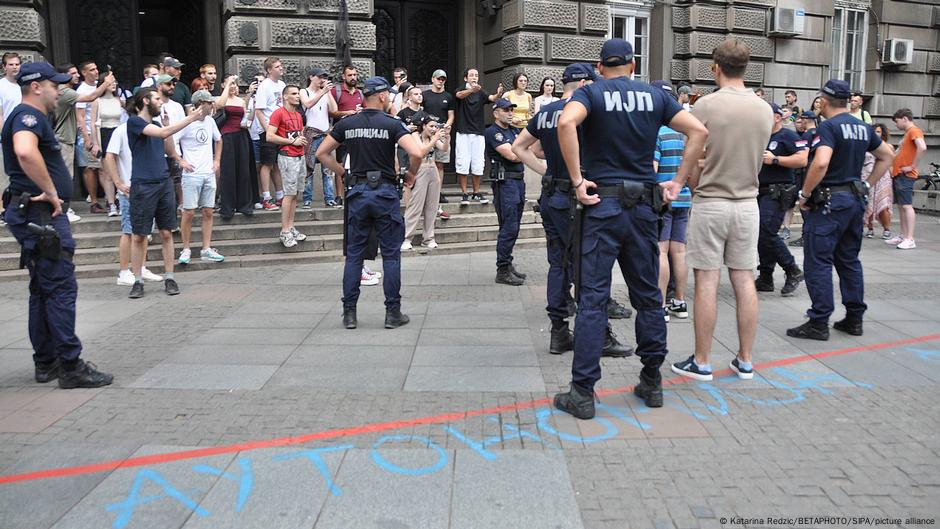 Studenti i policija ispred fakulteta u Beogradu