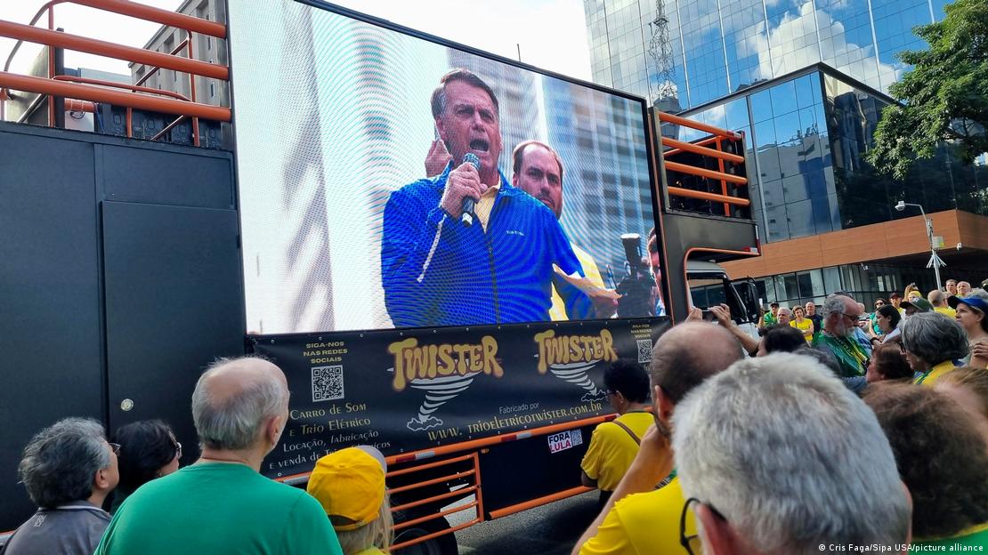 Un discurso de Bolsonaro se proyecta en una gran pantalla al aire libre. Un discurso de Bolsonaro se proyecta en una gran pantalla al aire libre.