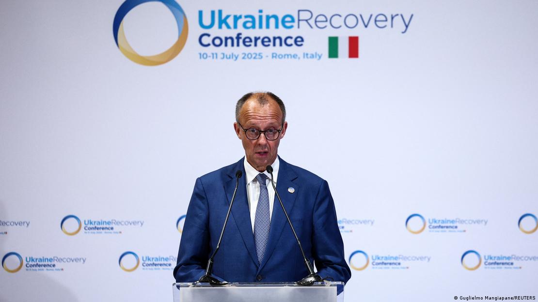 Bundeskanzler Friedrich Merz bei der Ukraine-Wiederaufbau-Konferenz in Rom, er spricht von einem Pult aus in Mikrophone, trägt Anzug mit Krawatte