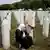 Una musulmana bosnia reza ante la tumba de una víctima del genocidio de Srebrenica.