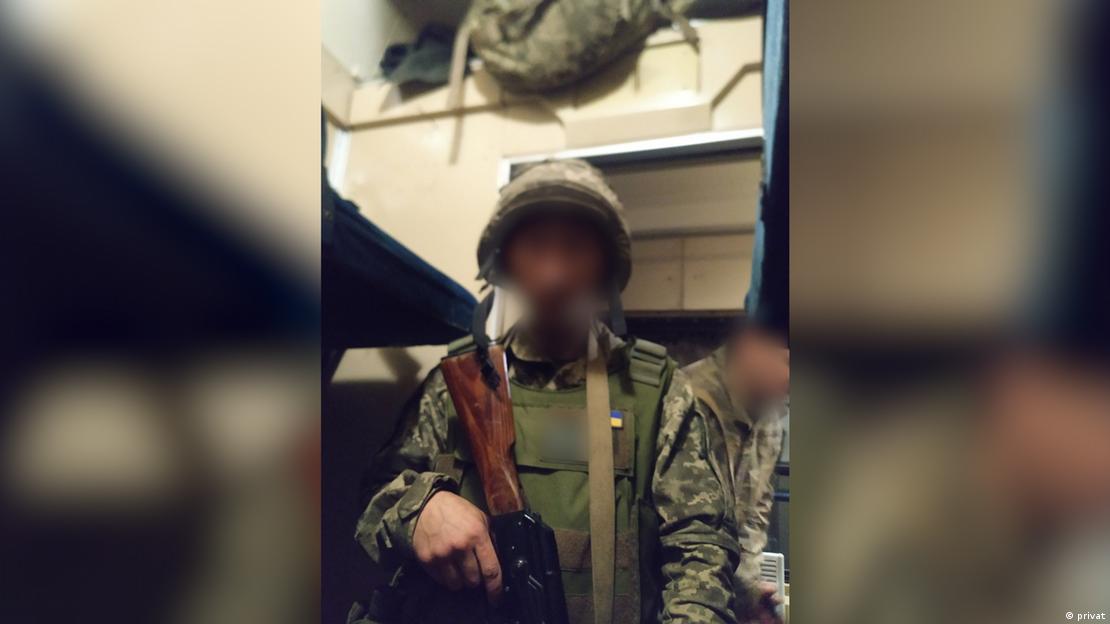 Um militar fardado com um rifle Um militar fardado com um rifle
