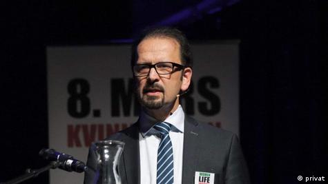 محمود امیری مقدم ، مدیر سازمان حقوق بشر ایران در حین سخنرانی