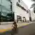 Un ciclista pasa por el frente de Carrefour en Buenos Aires.