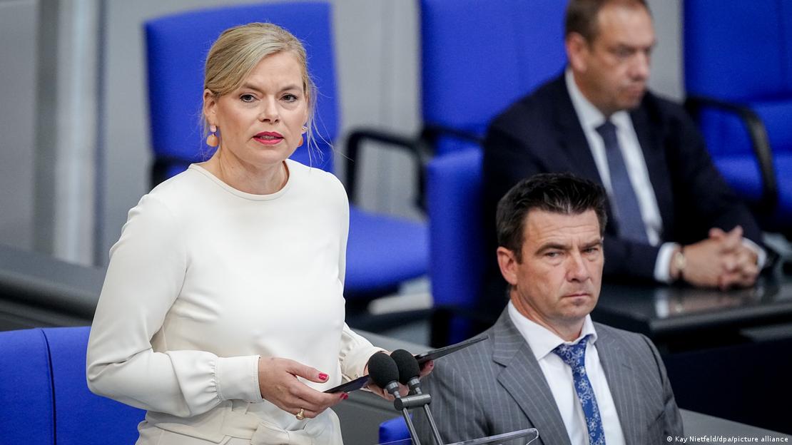 Bundestagspräsidentin Julia Klöckner (CDU) spricht vor Mikrophonen im Bundestag, sie trägt ein weißes Oberteil und hält ein Skript in ihren Händen