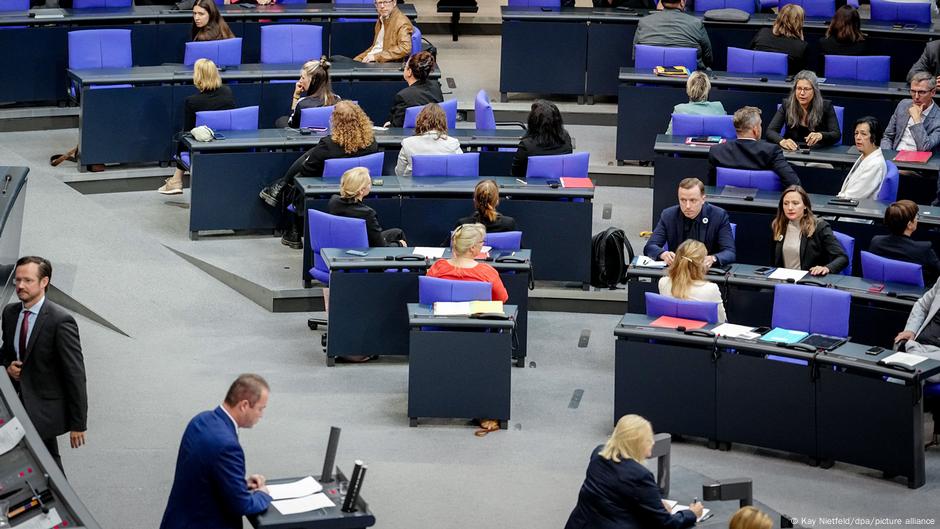 Deo poslanika u Bundestagu okrenuo je leđa Martinu Zihertu (AfD) tokom njegovog govora