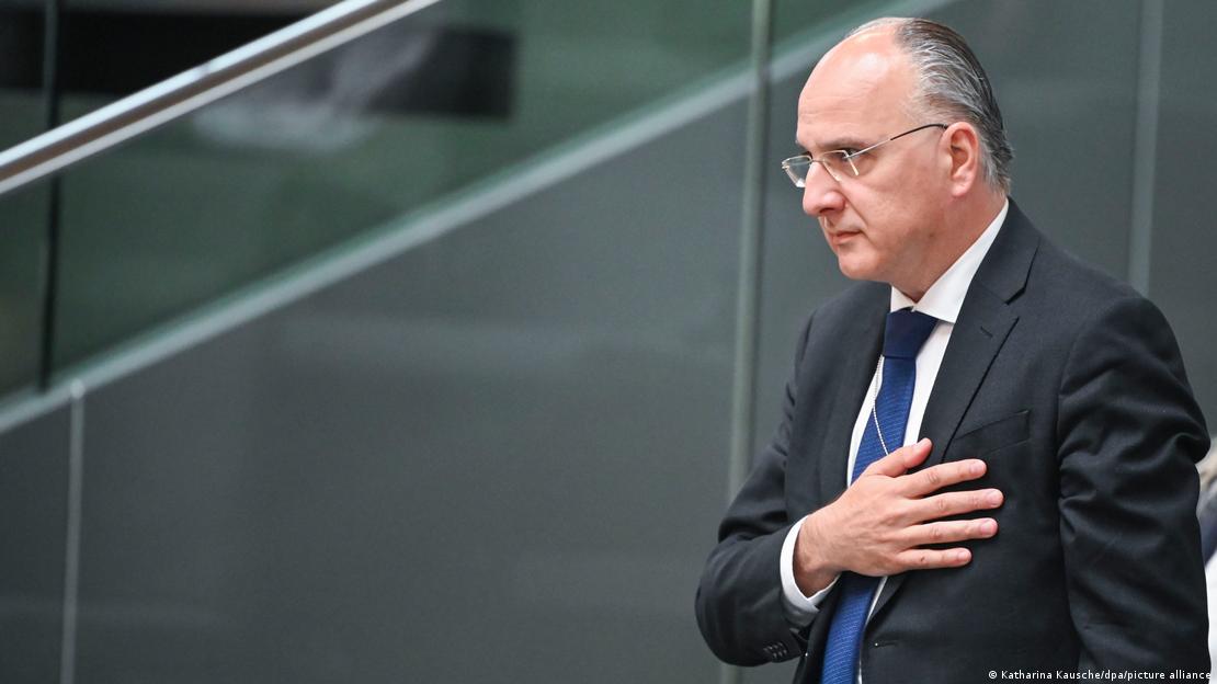 Damir Arnaut, Botschafter von Bosnien und Herzegowina in Deutschland, im Bundestag, er hat die rechte Hand auf seine Brust gelegt