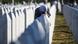 Una mujer bosnia musulmana ante las lápidas de las víctimas del genocidio de Srebrenica. Una mujer bosnia musulmana ante las lápidas de las víctimas del genocidio de Srebrenica.