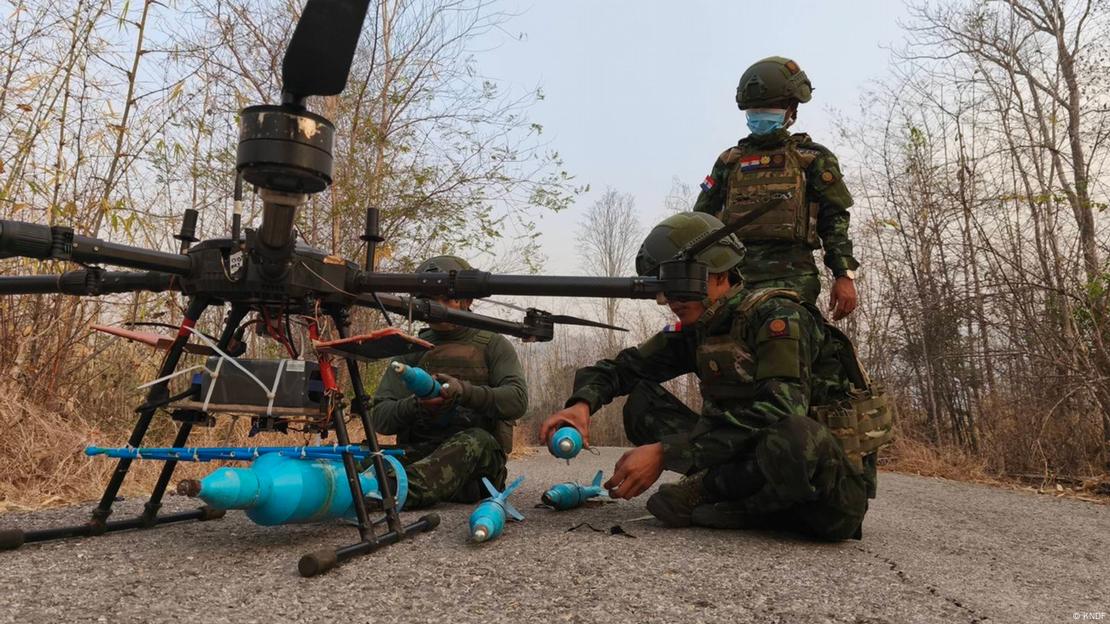 Estado Karenni de Myanmar 2025 | Efectivos de la unidad de drones de la Fuerza de Defensa de Karenni, brazo armado del Partido Nacional Progresista de Karenni (KNPP), que opera en el este del estado Kayah (también conocido como estado Karenni), preparan un ataque con bomba.