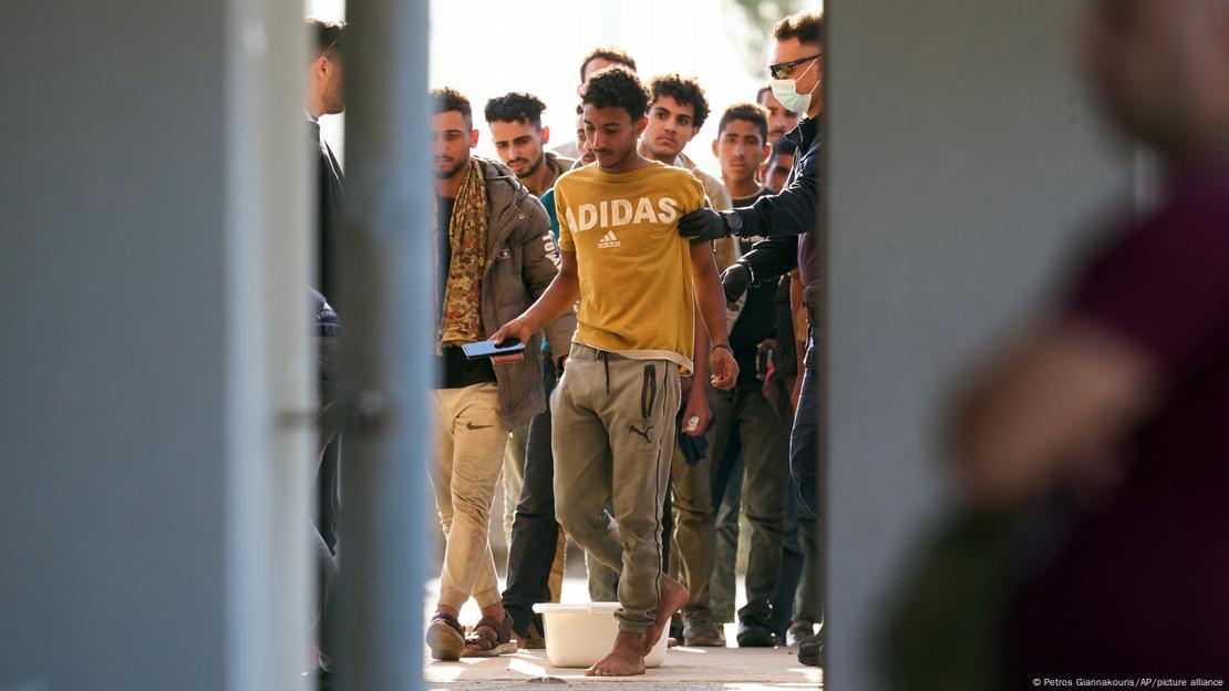 Αστυνομικός έλεγχος σε διασωθέντες μετανάστες στο Λαύριο Αστυνομικός έλεγχος σε διασωθέντες μετανάστες στο Λαύριο
