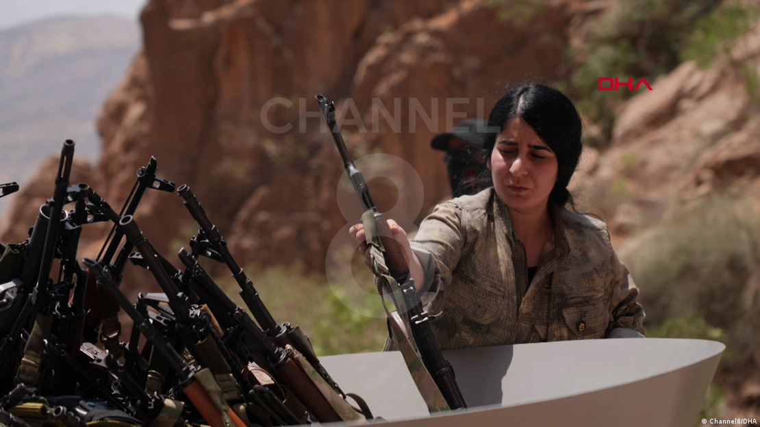 Silah bırakan bir PKK mensubu