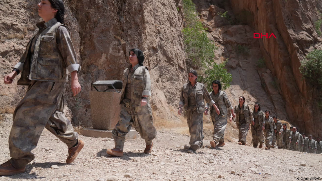 Sıra halinde yürüyen PKK mensupları