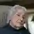 Anita Lasker-Wallfisch sitzt in einem Sessel