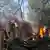 Casa que se incendia tras bombardeo.