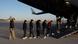Una fila de hondureños accede a un avión militar por la rampa de carga en Fort Bliss, El Paso, Texas, el 23 de enero de 2025, para ser deportados a su país. Una fila de hondureños accede a un avión militar por la rampa de carga en Fort Bliss, El Paso, Texas, el 23 de enero de 2025, para ser deportados a su país.
