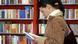 Женщина читает книгу Женщина читает книгу