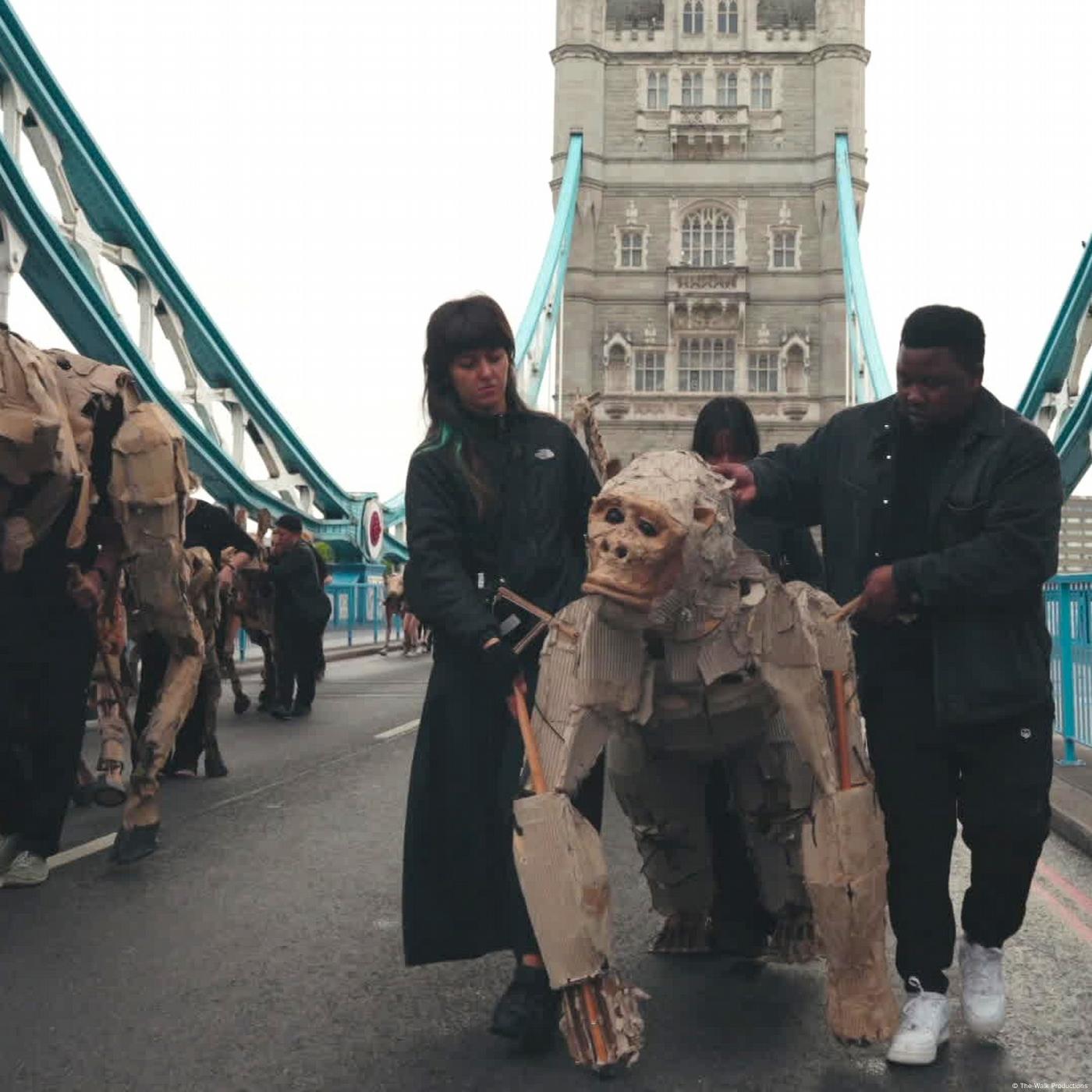 „The Herds“: Eine Herde zieht durch die Welt