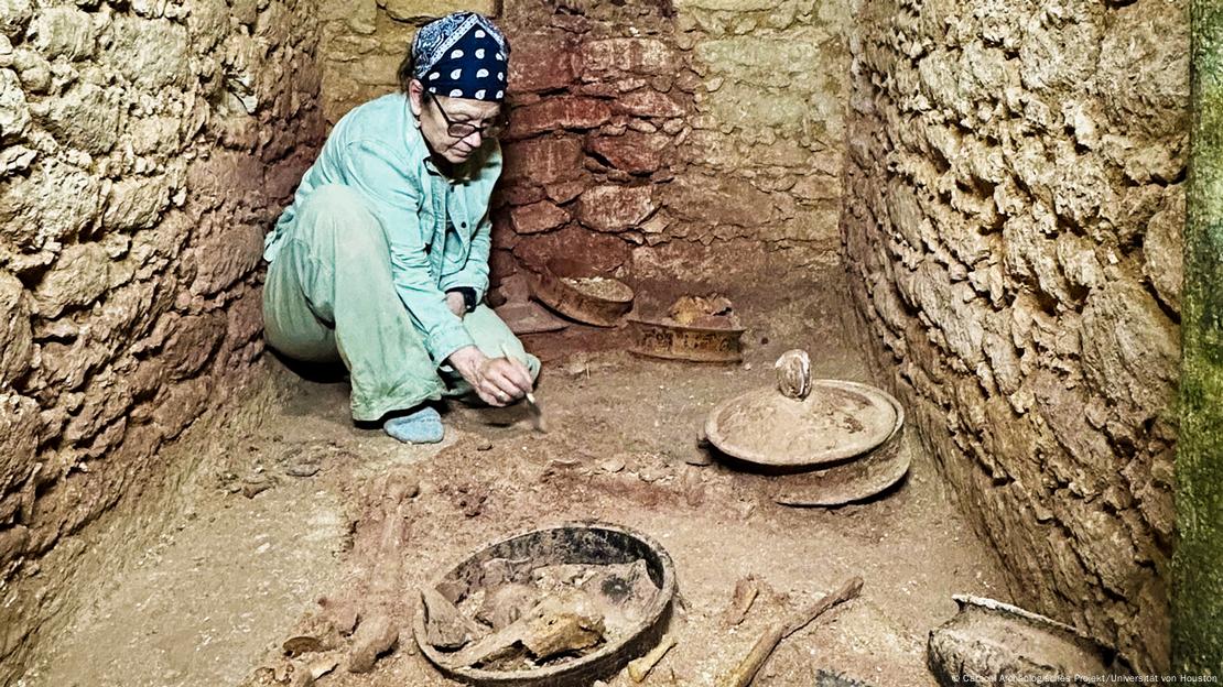 La arqueóloga Diane Chase trabajando al interior de una tumba real maya.