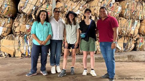 Miembros de Unplastify en el centro de reciclaje del Municipio de Puerto Ayora, Ecuador. Miembros de Unplastify en el centro de reciclaje del Municipio de Puerto Ayora, Ecuador.