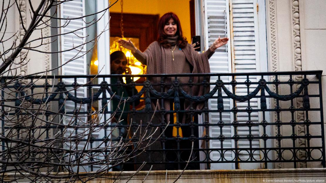 Cristina Fernández de Kirchner en el balcón de su departamento en la Ciudad Autónoma de Buenos Aires.