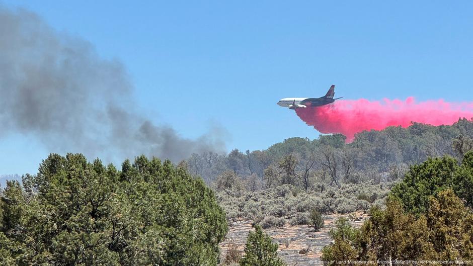 El Gran Cañón del Colorado lleva un mes ardiendo en Arizona – DW – 04/08/2025