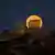 Vista de la Luna en Atenas, Grecia.