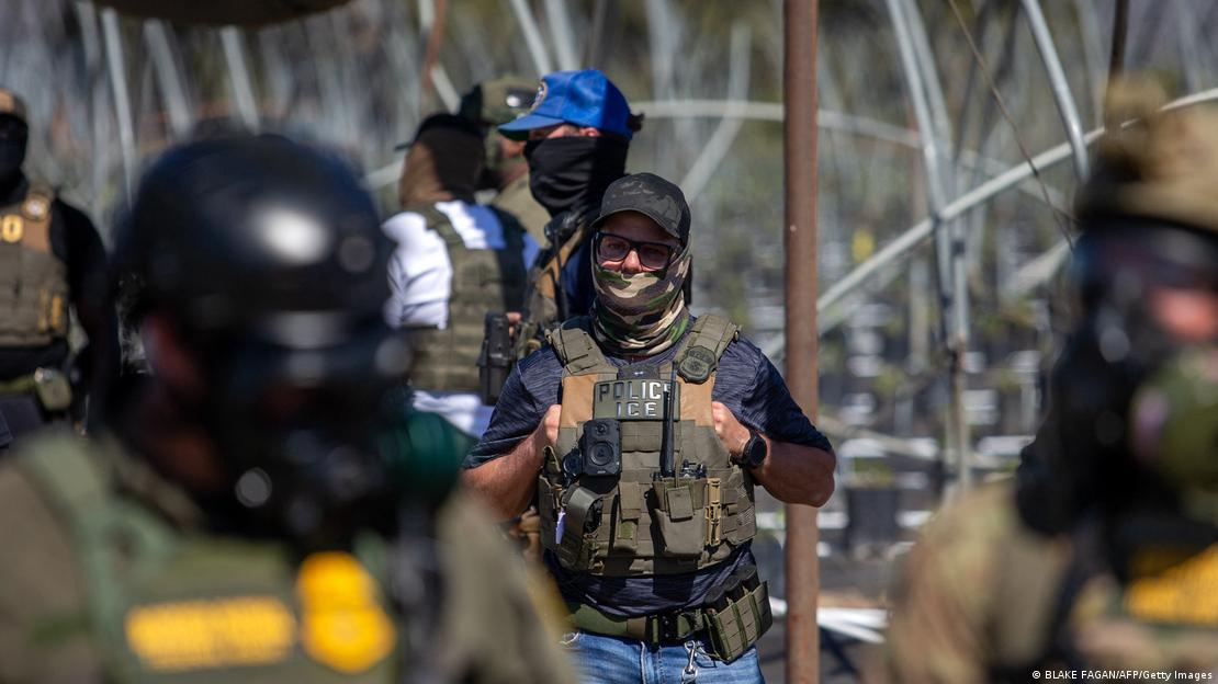 2025年7月10日，美国联邦机构对加利福尼亚州卡马里奥市的“玻璃屋农场”（Glass House Farms）进行了一次移民突击搜查，此举引发民众抗议。现场，美国海关与边境保护局（CBP）的官员们组成防线与抗议者对峙，一名移民及海关执法局（ICE）的特工则在一旁观望。