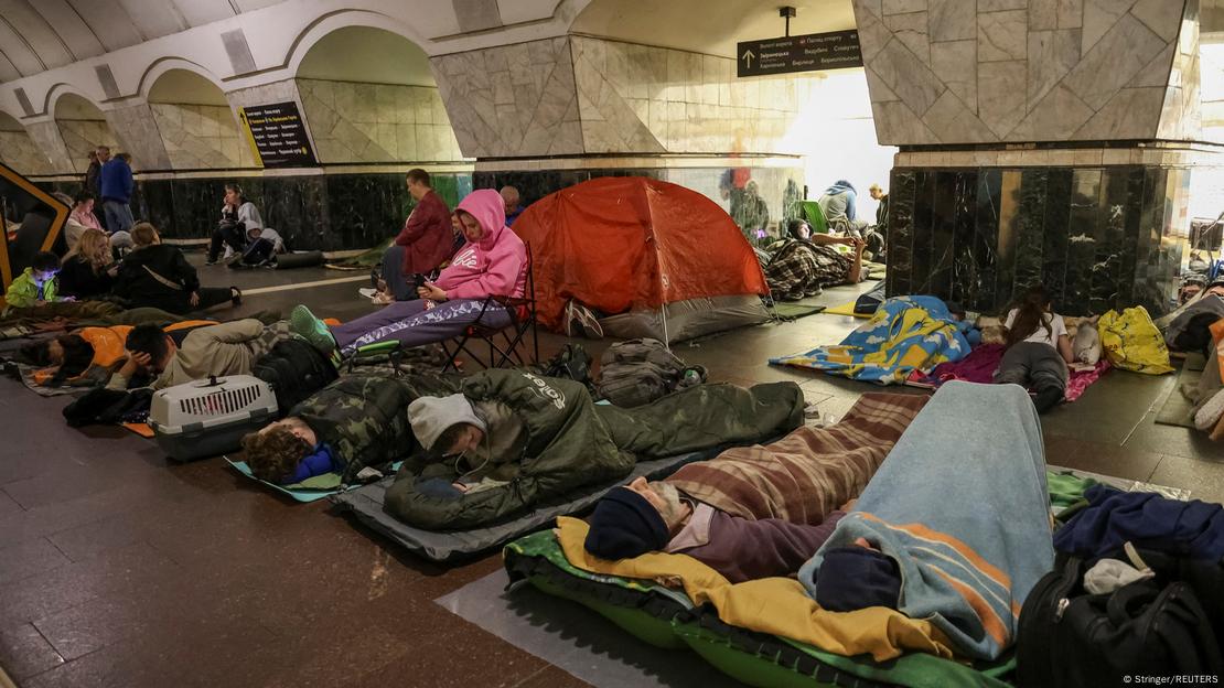 La gente se refugia en una estación de metro durante el ataque con drones y misiles rusos, en Kiev (12.07.2025)