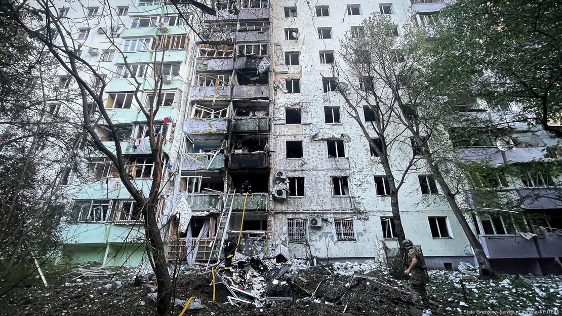 Bomberos trabajan en un edificio residencial dañado por los ataques con drones y misiles rusos, en Chernivtsi (12.07.2025)