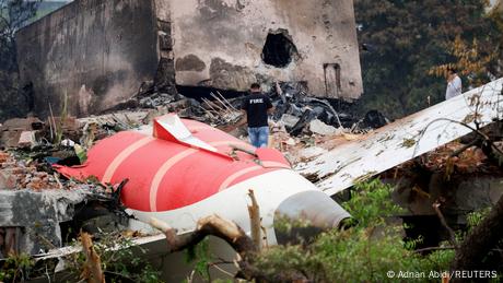 Das Bild zeigt die vor einem Monat abgestürzte Air India Boeing 787.  Der Absturz ist möglicherweise auf eine unterbrochene Treibstoffzufuhr zurückzuführen.