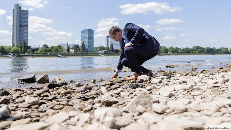 Savezni ministar za životnu sredinu Šnajder na obali Rajne u Bonu tokom niskog vodostaja (maj 2025. godine)