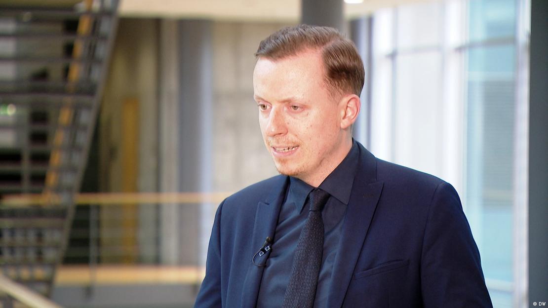 Adis Ahmetovic, Außenexperte der SPD, blickt von rechts kommend an der Kamera vorbei