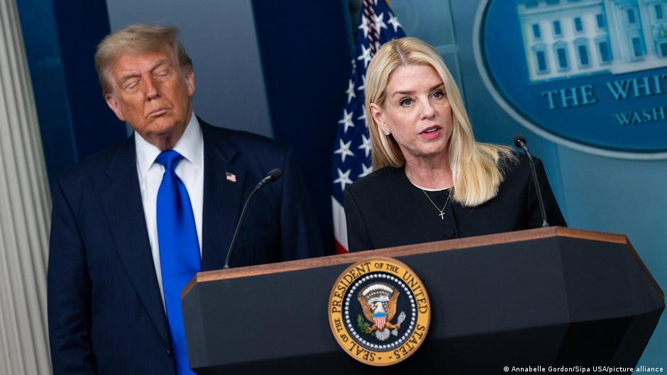 Washington ordena retirar cargos contra médico antivacunas – DW – 13/07/2025