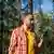 Symbolbild | Mobilfunk | Mann mit Smartphone im Wald