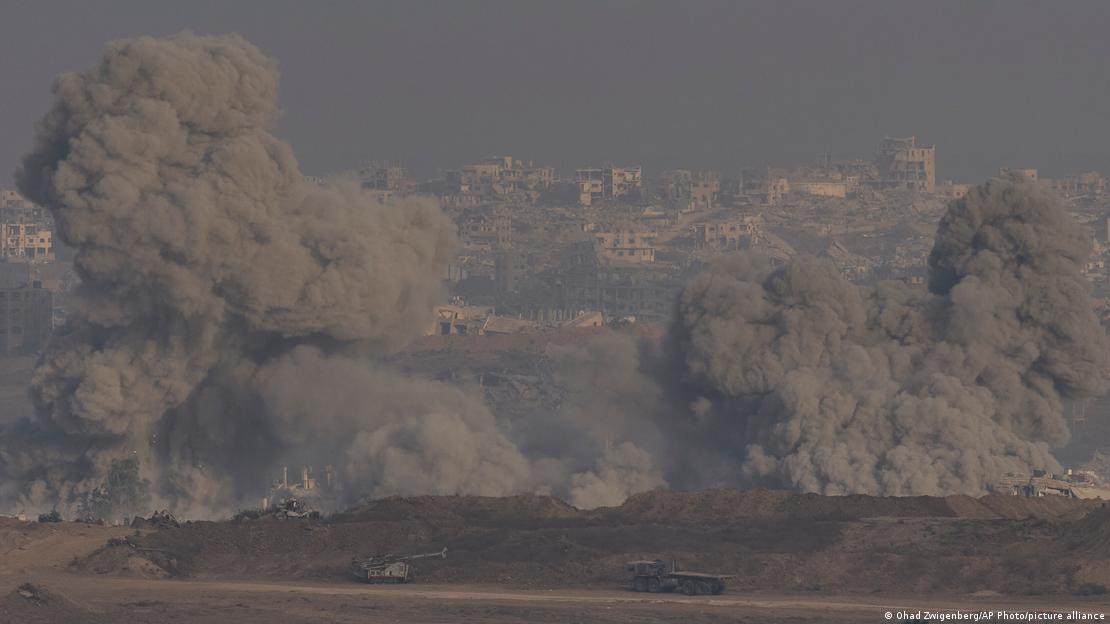 El humo de una explosión se eleva en el norte de la Franja de Gaza (13.07.2025)