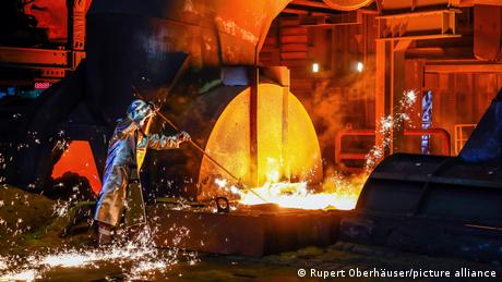 Bundeskanzler Friedrich Merz berät sich am heutigen Donnerstag mit Stahlkonzernen und Stahl produzierenden Bundesländern über die Zukunft und Wettbewerbsfähigkeit der deutschen Stahlindustrie.