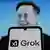 Das xAI Grok-Logo wird auf einem Smartphone-Bildschirm angezeigt, im Hintergrund das Konterfei von Elon Musk (Symbolbild)