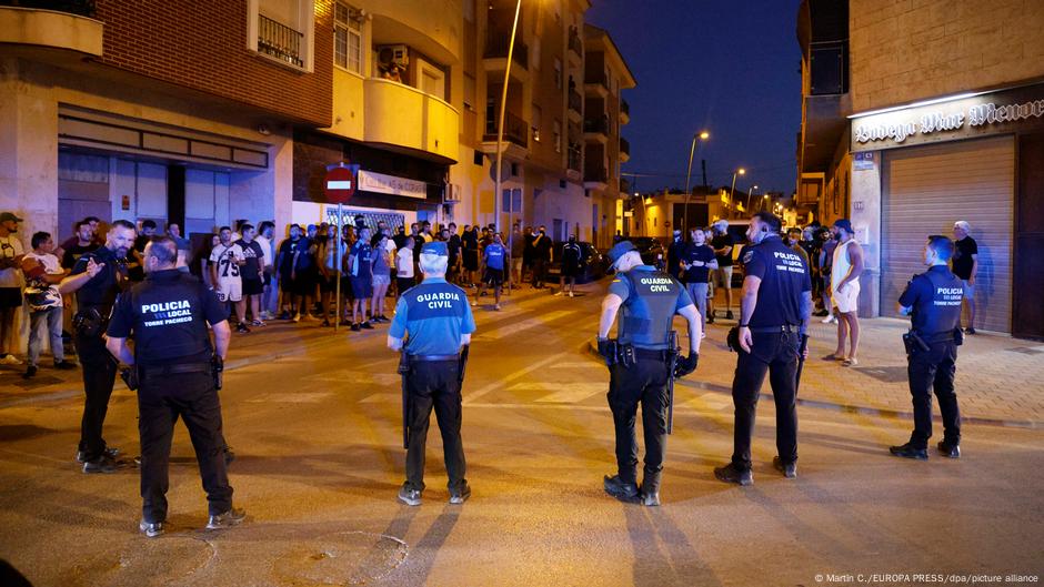 اشتباكات عنيفة بين جماعات من اليمين المتطرف ومهاجرين في إسبانيا