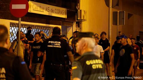 Spain: 5 hurt in anti-migrant violence blamed on far right – DW – 07/13/2025