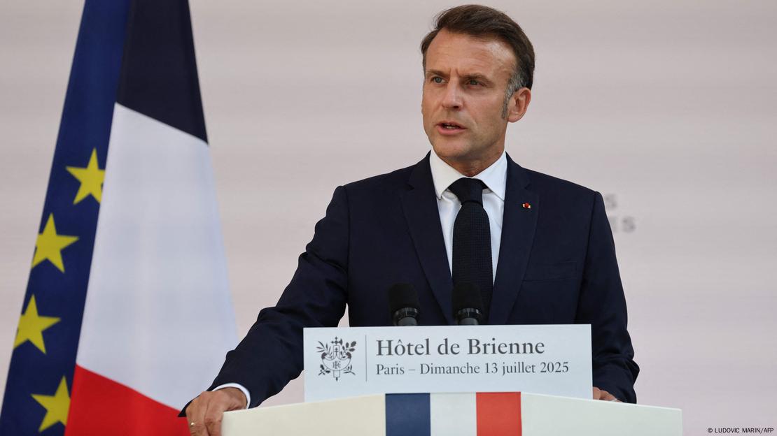 Emmanuel Macron flet ne podium para mikrofonit me flamurin francez ne sfond