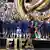 Chelseas Reece James jubelt mit der Trophäe im Beisein von US-Präsident Donald Trump (9vr) und FIFA-Präsident Gianni Infantino (4vr)