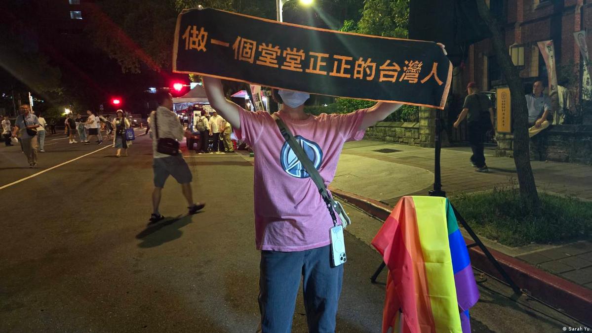 Taiwan Taipeh 2025 | Abwahlkampagne mit Plakat 'Sei ein würdevoller Taiwaner' 在中国,针对中共政权的任何政治抗议活动都可能是危险的。图为2025年7月台湾立法院门前发生的举牌抗议行动。