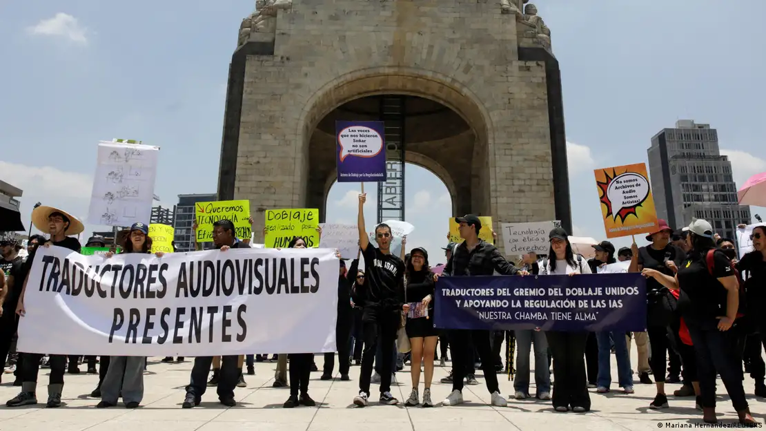 Creadores protestan en México contra el uso de la inteligencia artificial en tareas de doblaje, traducción y realización de videos, en julio de 2025.