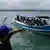Un barco zarpa hacia Colombia desde la costa caribeña de Panamá con migrantes venezolanos que regresan del sur de México al no poder llegar a Estados Unidos por las medidas restrictivas del gobierno de Trump. (Archivo: 23.02.2025)