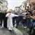 El papa saludando a la gente en Castel Gandolfo.