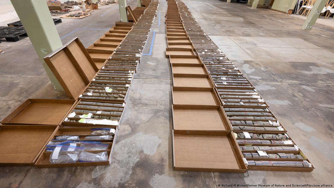 Estacionamiento de Museo de Denver, muestras de rocas durante perforación.