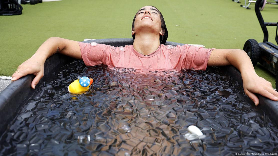 Mujer en una bañera con hielo.
