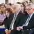 Frank-Walter Steinmeier und Thomas de Maizière sitzen nebeneinander, im Hintergrund zahlreiche weitere Personen