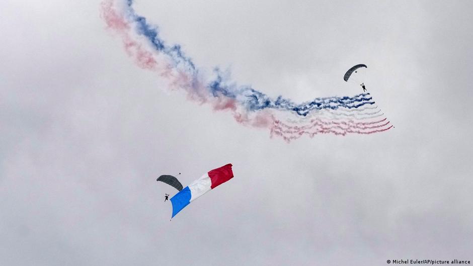 パリ祭：フランス、ウクライナに焦点を当てた軍事パレードを開催
